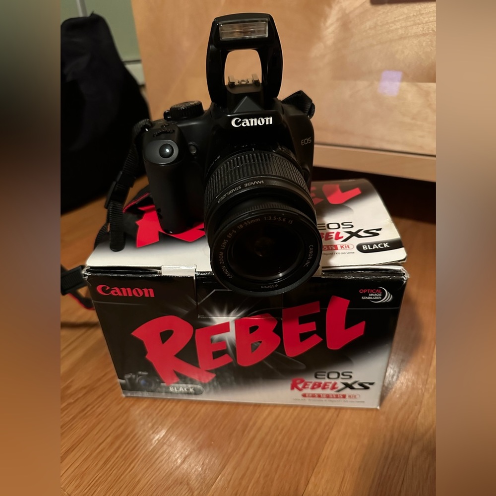 Used Canon EOS Rebel XS EF-S 18-55 IS